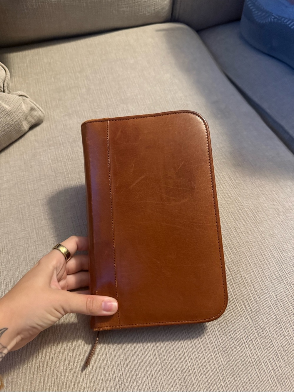 Vintage Coach zip-around leather planner in gorgeous British tan! 🤎
